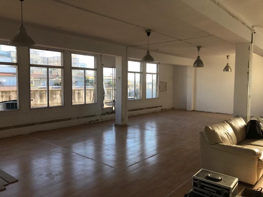 Antes de la reforma integral del salón y la cocina de una vivienda en Barcelona realizada por CYR89