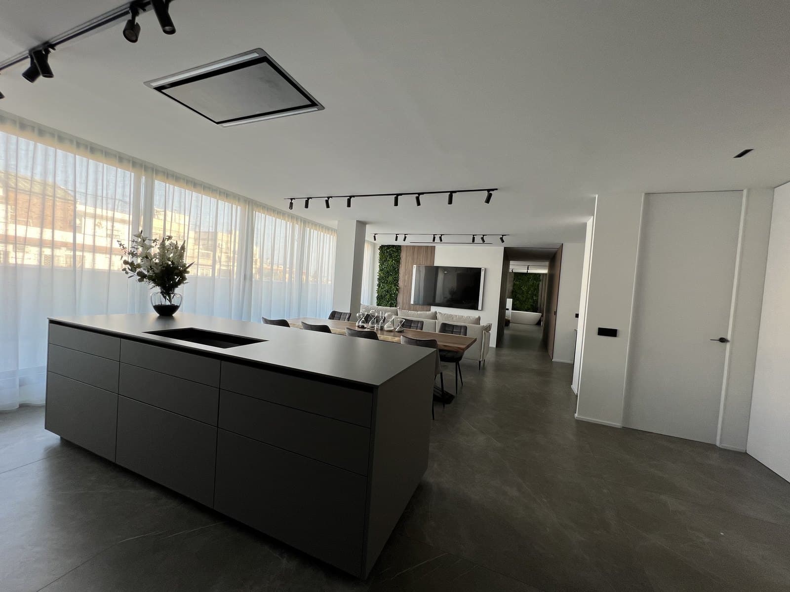 Después de la reforma integral del salón con cocina abierta de una vivienda en Barcelona realizada por CYR89