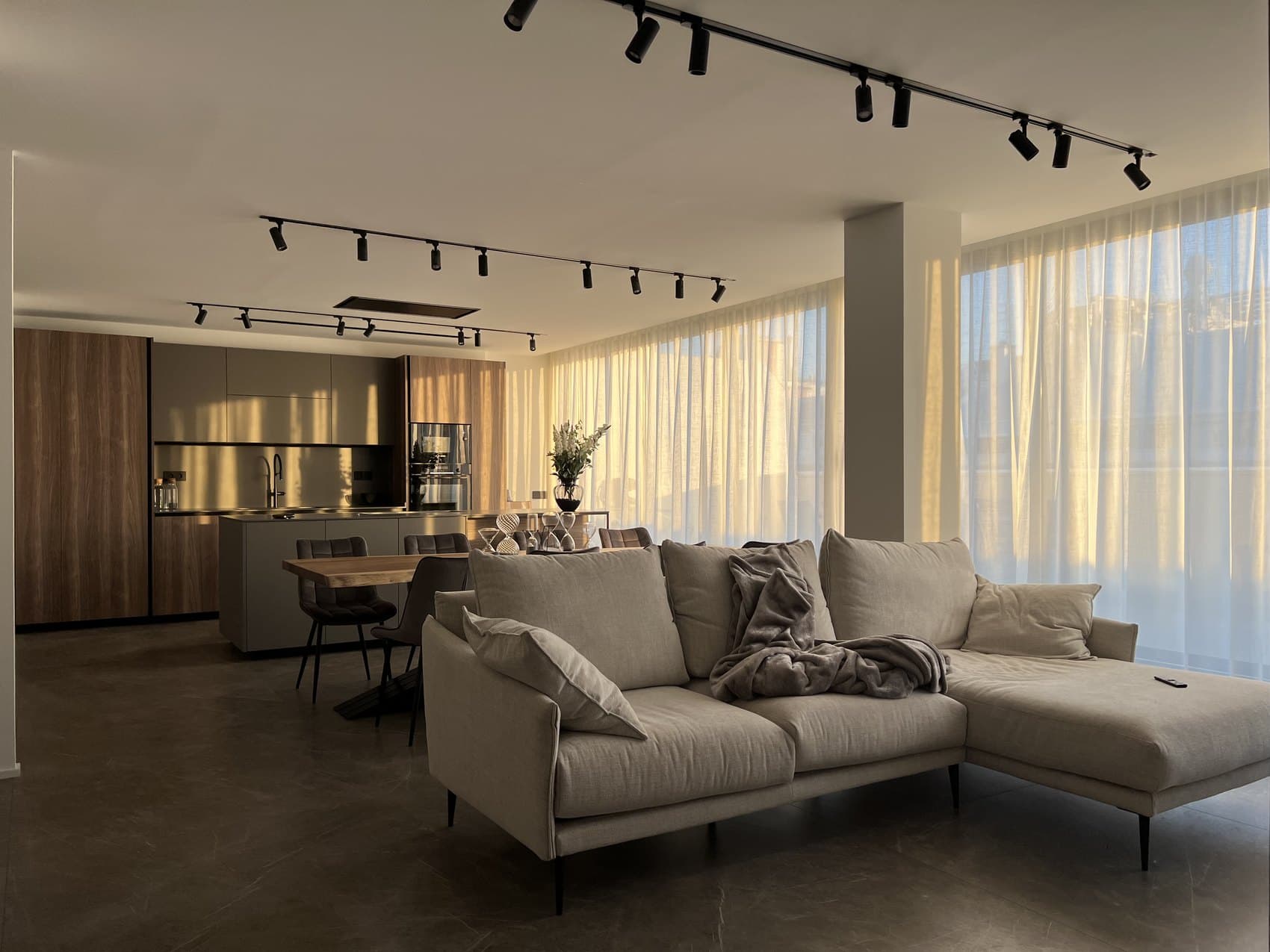 Salón de una vivienda de alto standing reformada por CYR89 en Barcelona
