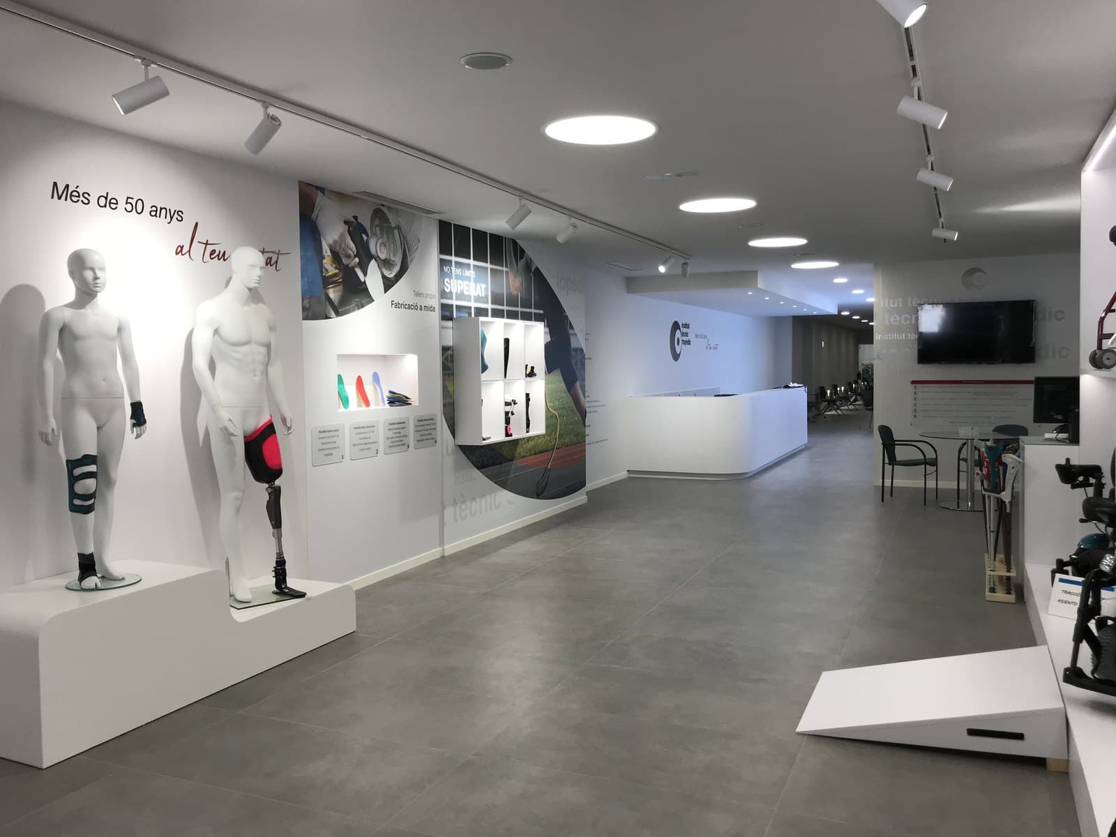 Reforma de clínica y local comercial en Barcelona realizada por CYR89