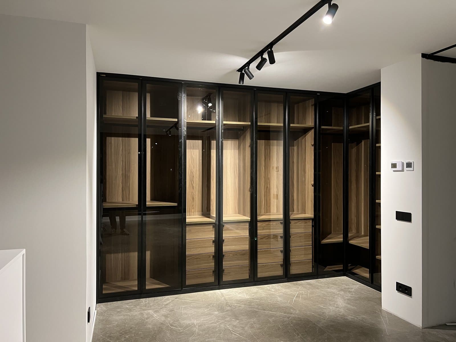 Reforma de dormitorio con vestidor a medida en Barcelona realizada por CYR89