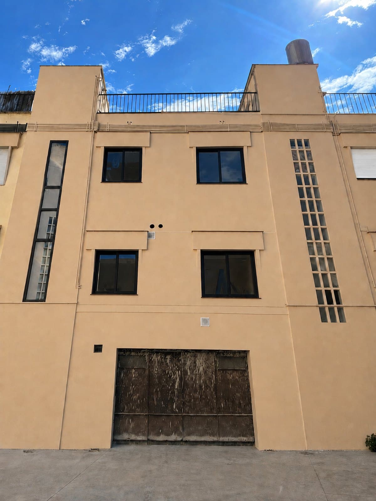 Rehabilitación de la fachada de un edificio en Horta, Barcelona, realizada por CYR89